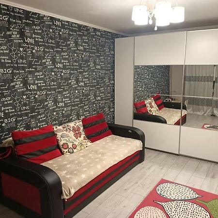 Private Room Near 3 Min Metrou Crangasi, 40 M2 ブカレスト エクステリア 写真