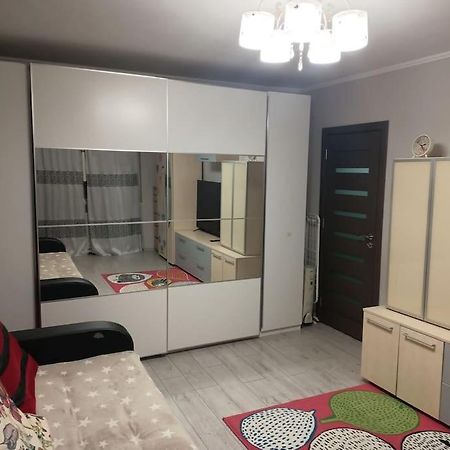 Private Room Near 3 Min Metrou Crangasi, 40 M2 ブカレスト エクステリア 写真