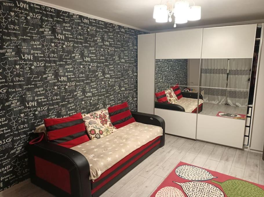 Private Room Near 3 Min Metrou Crangasi, 40 M2 ブカレスト エクステリア 写真