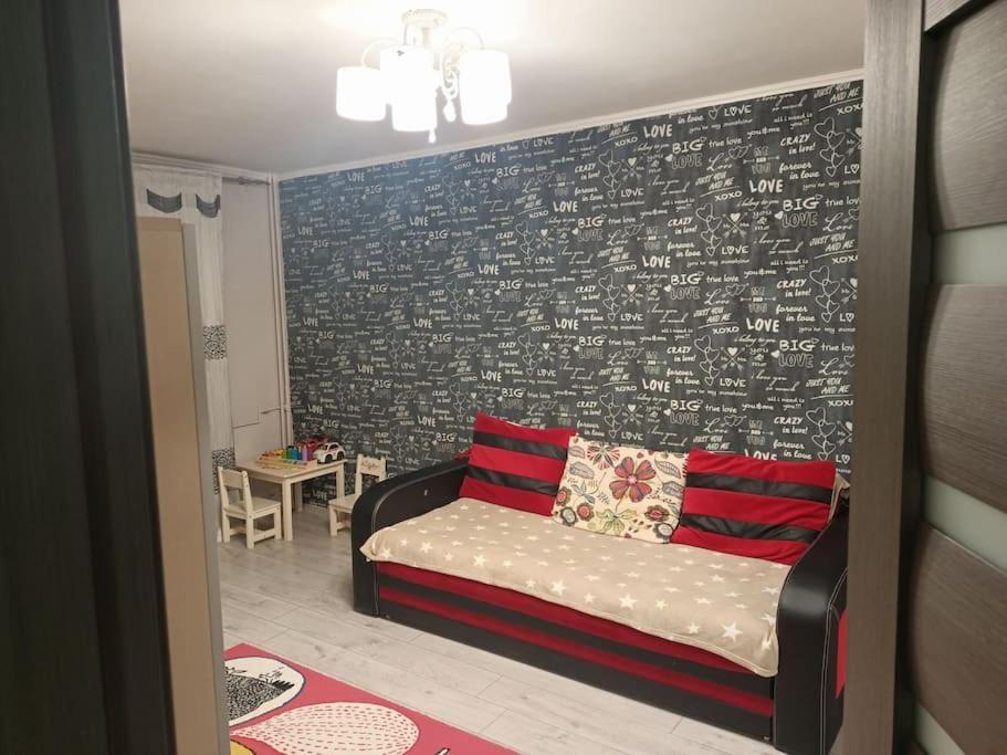Private Room Near 3 Min Metrou Crangasi, 40 M2 ブカレスト エクステリア 写真