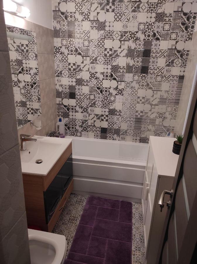 Private Room Near 3 Min Metrou Crangasi, 40 M2 ブカレスト エクステリア 写真