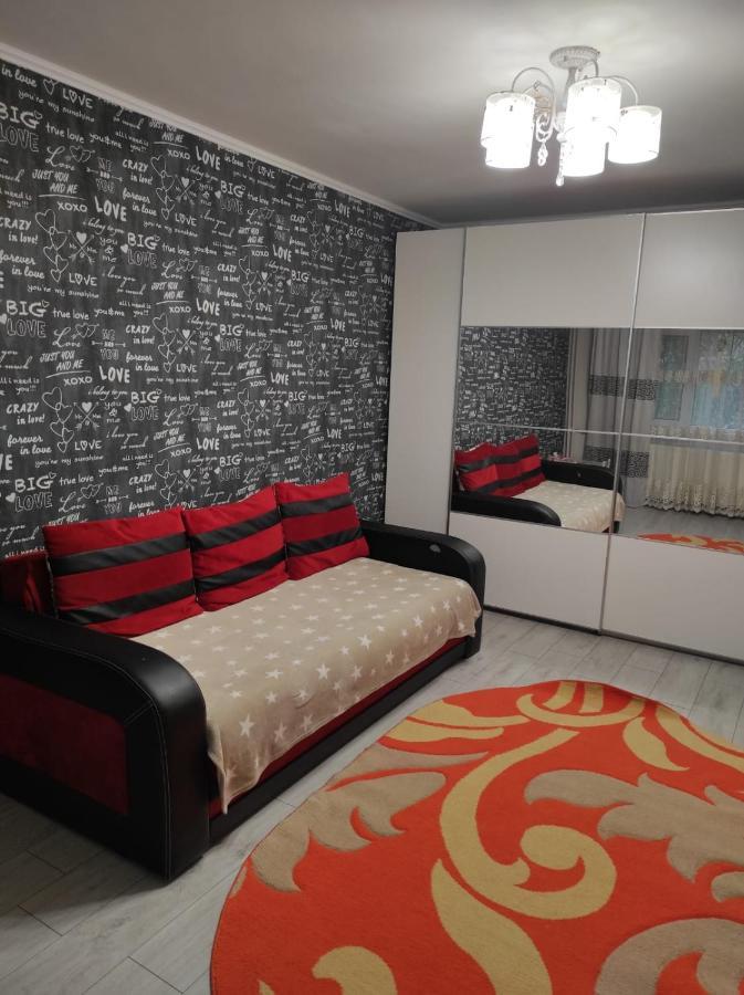 Private Room Near 3 Min Metrou Crangasi, 40 M2 ブカレスト エクステリア 写真